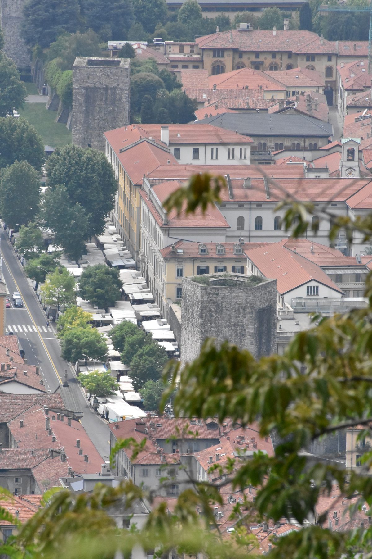 Veduta dall’alto delle bancarelle lungo le mura di Como, con la torre San Vitale e Porta Torre nel 2020