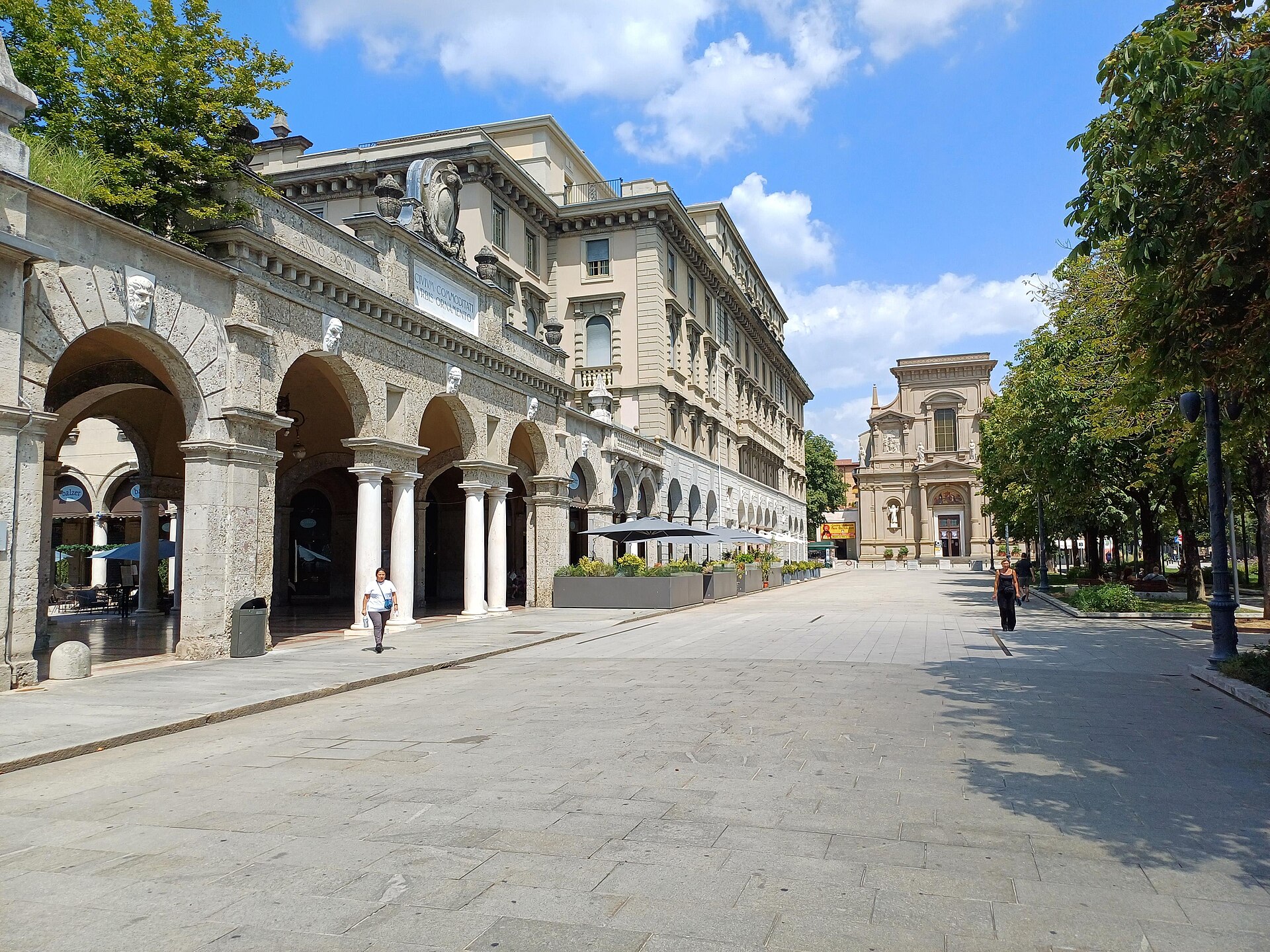 La passeggiata del Sentierone a Bergamo, con il quadriportico e la chiesa sullo sfondo