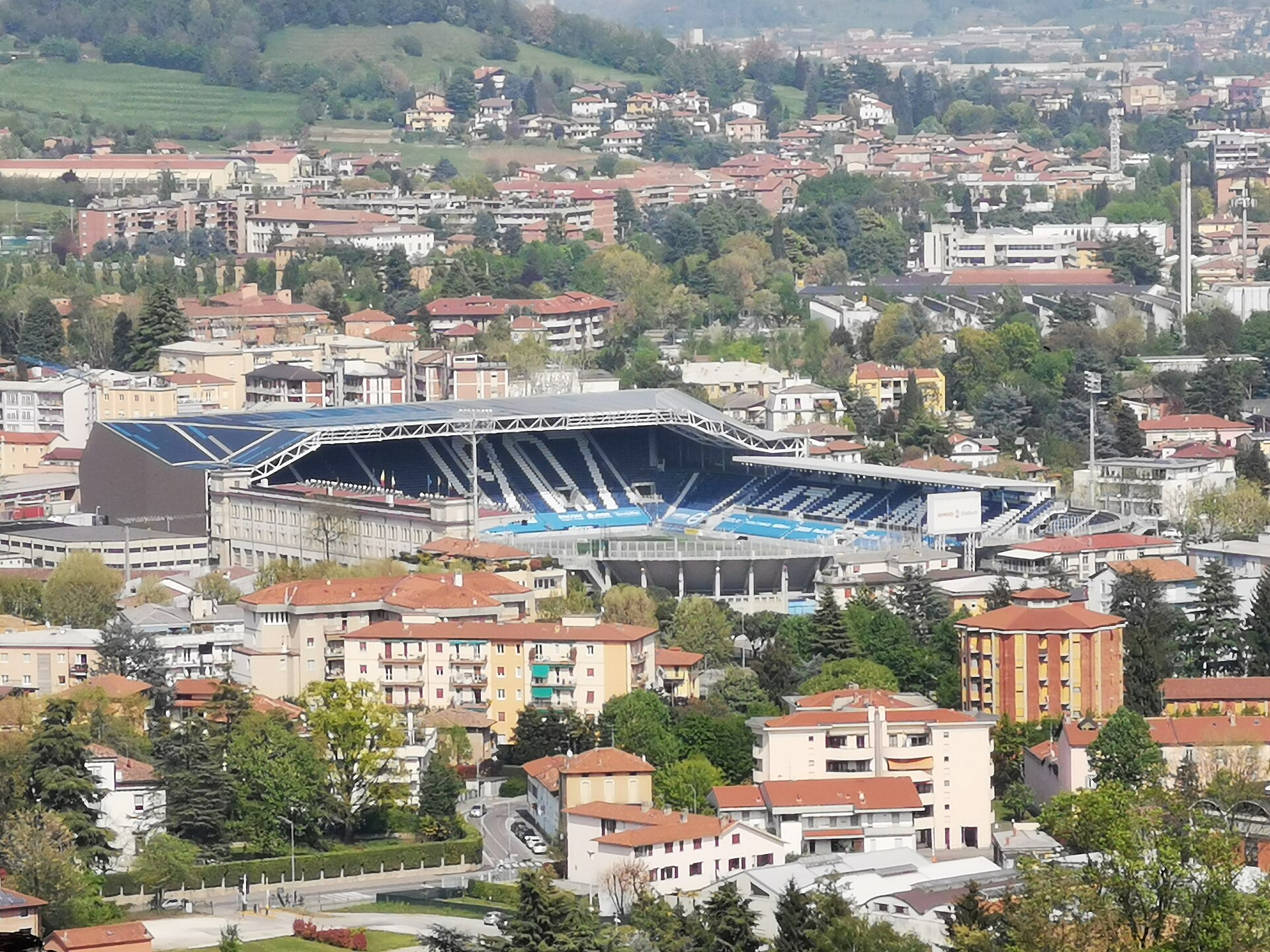 Vista del quartiere e dello stadio nel 2021, prima degli ultimi lavori. Foto di contesto: non mostra il mercato né l’assetto attuale dello stadio.